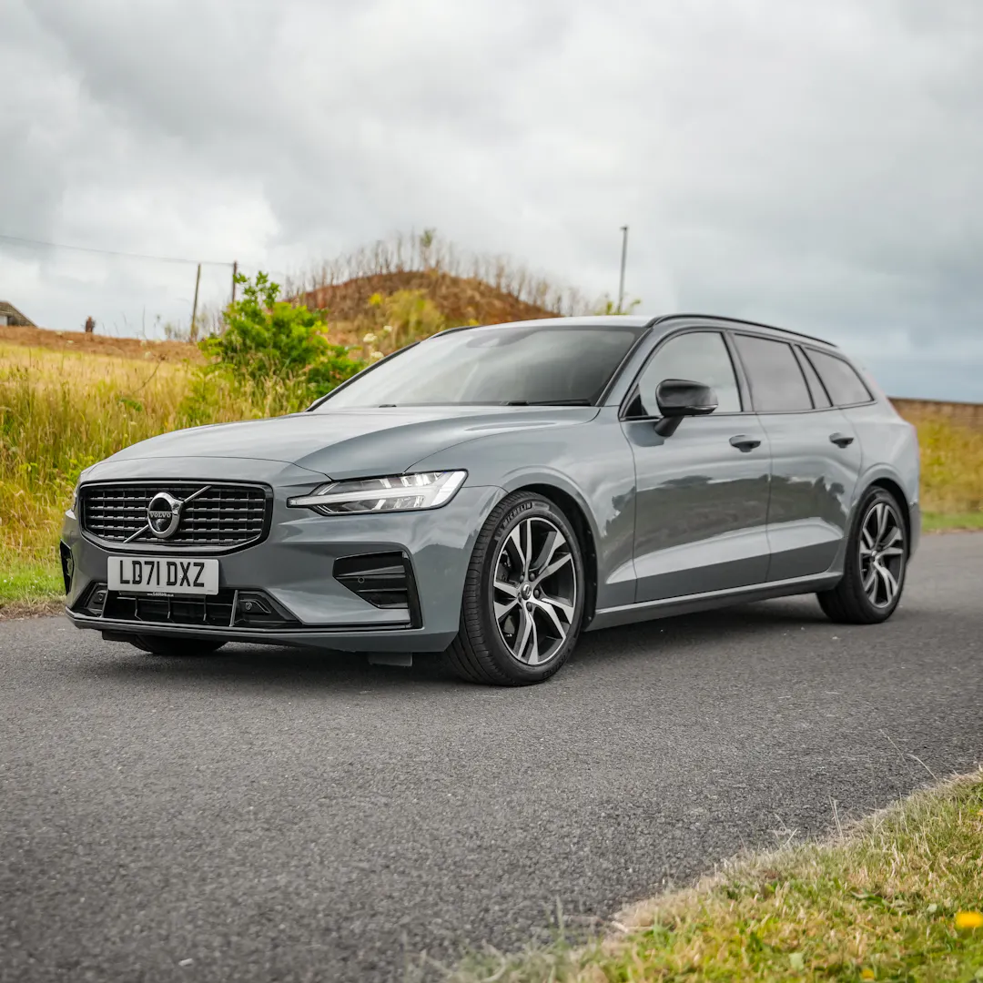 2021 Volvo V60 B4 MHEV R Design Estate + £3000