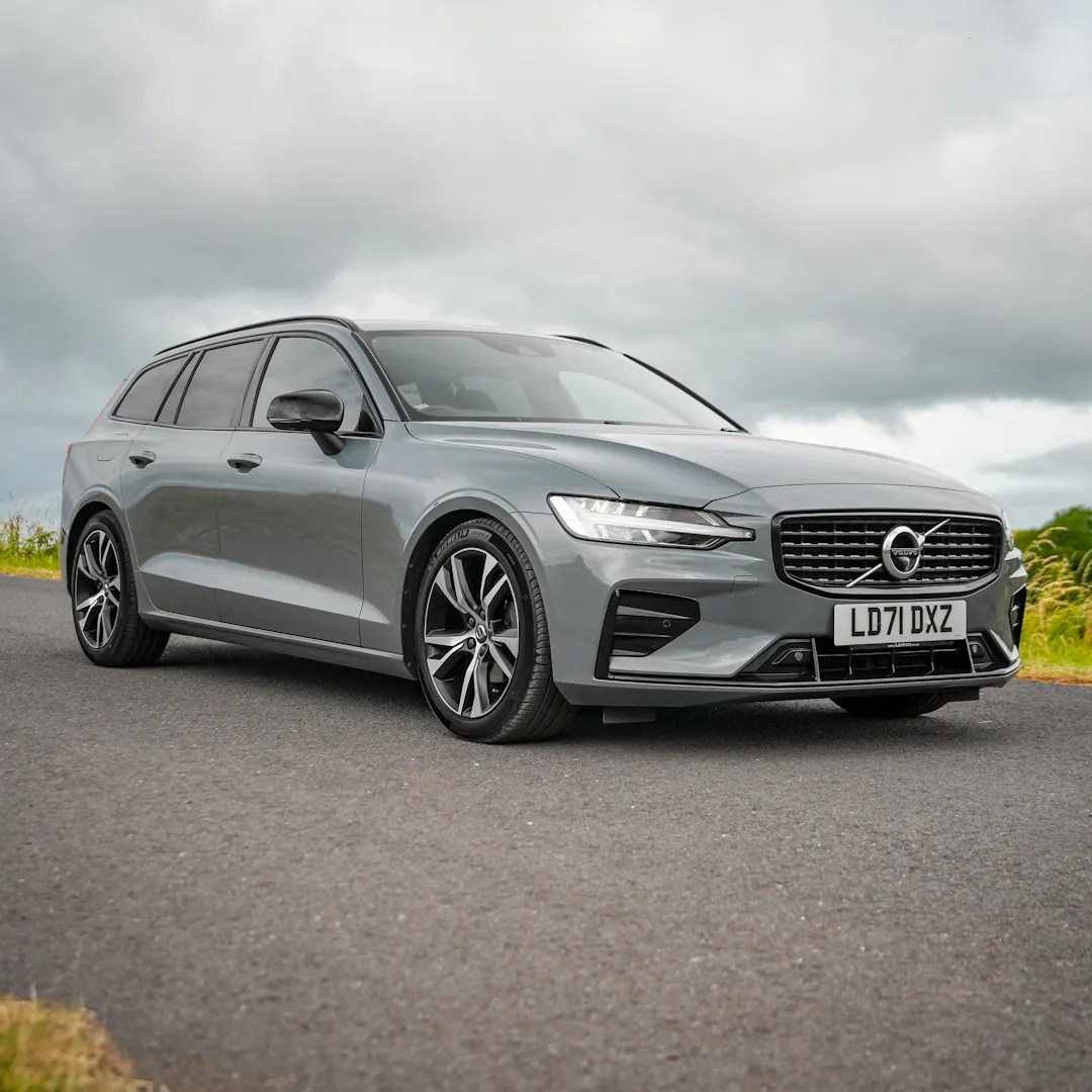 2021 Volvo V60 B4 MHEV R Design Estate + £3000