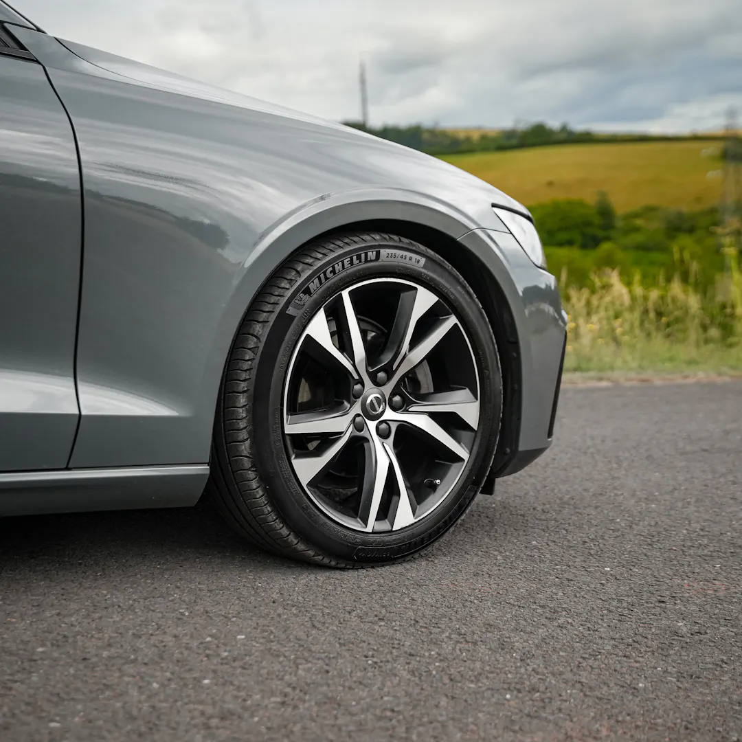 2021 Volvo V60 B4 MHEV R Design Estate + £3000
