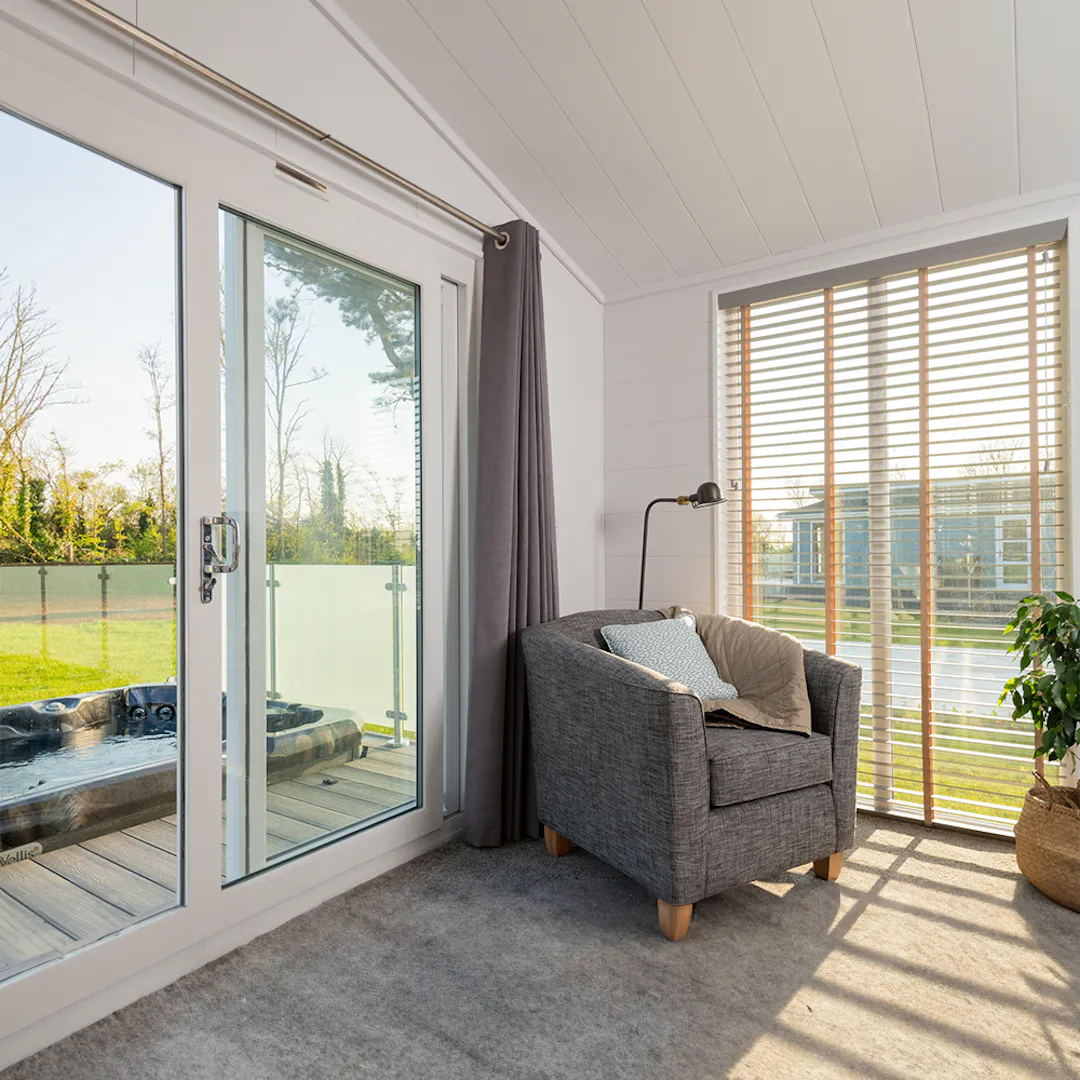 BUDE COASTAL HOT TUB HOLIDAY LODGE CORNWALL 7 NIGHTS + £500