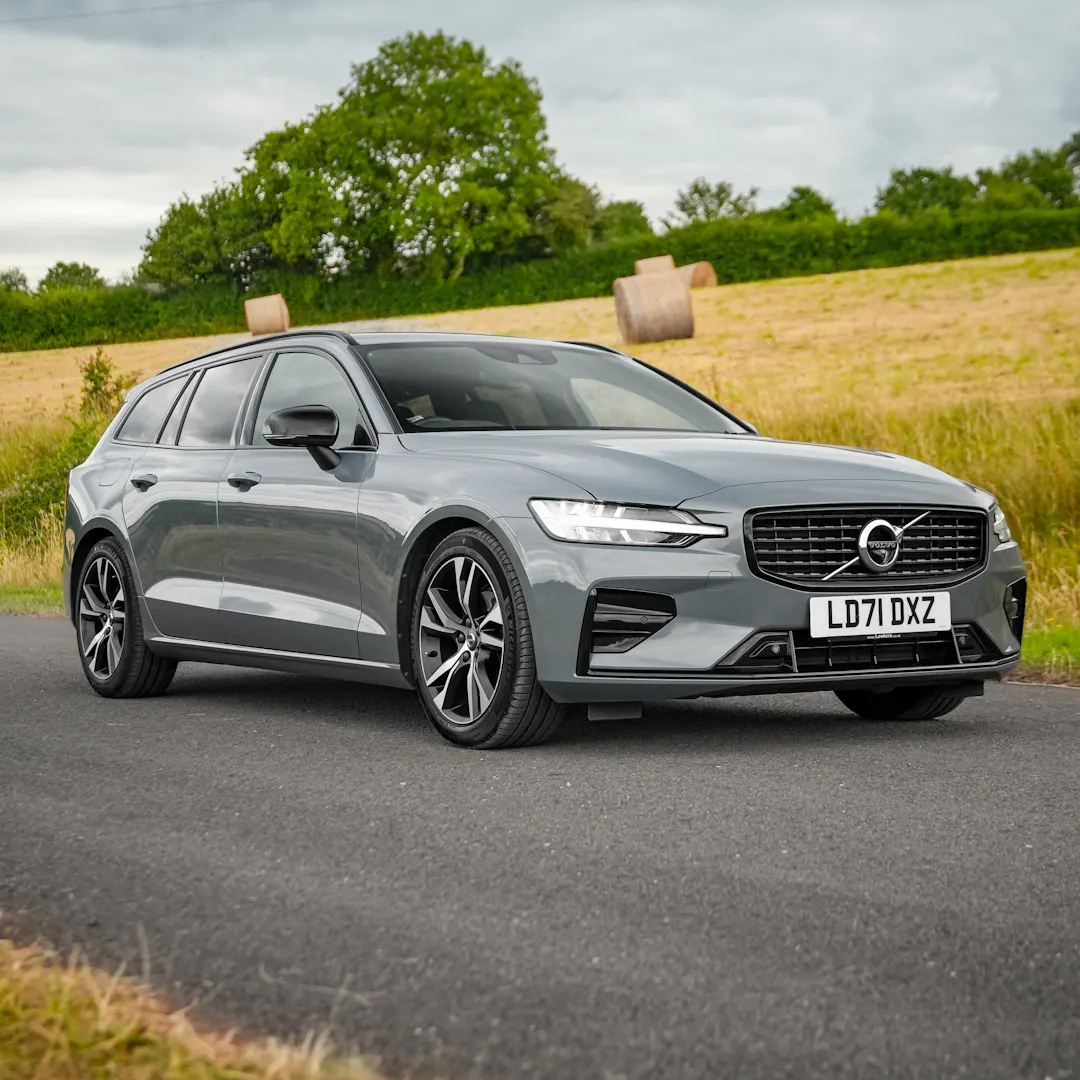 2021 Volvo V60 B4 MHEV R Design Estate + £3000
